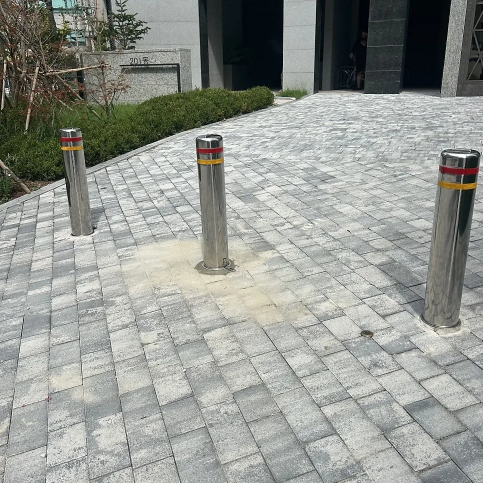 볼라드 설치 현장 근접 사진